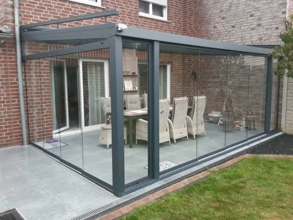 Sommergarten mit Glasschiebewänden